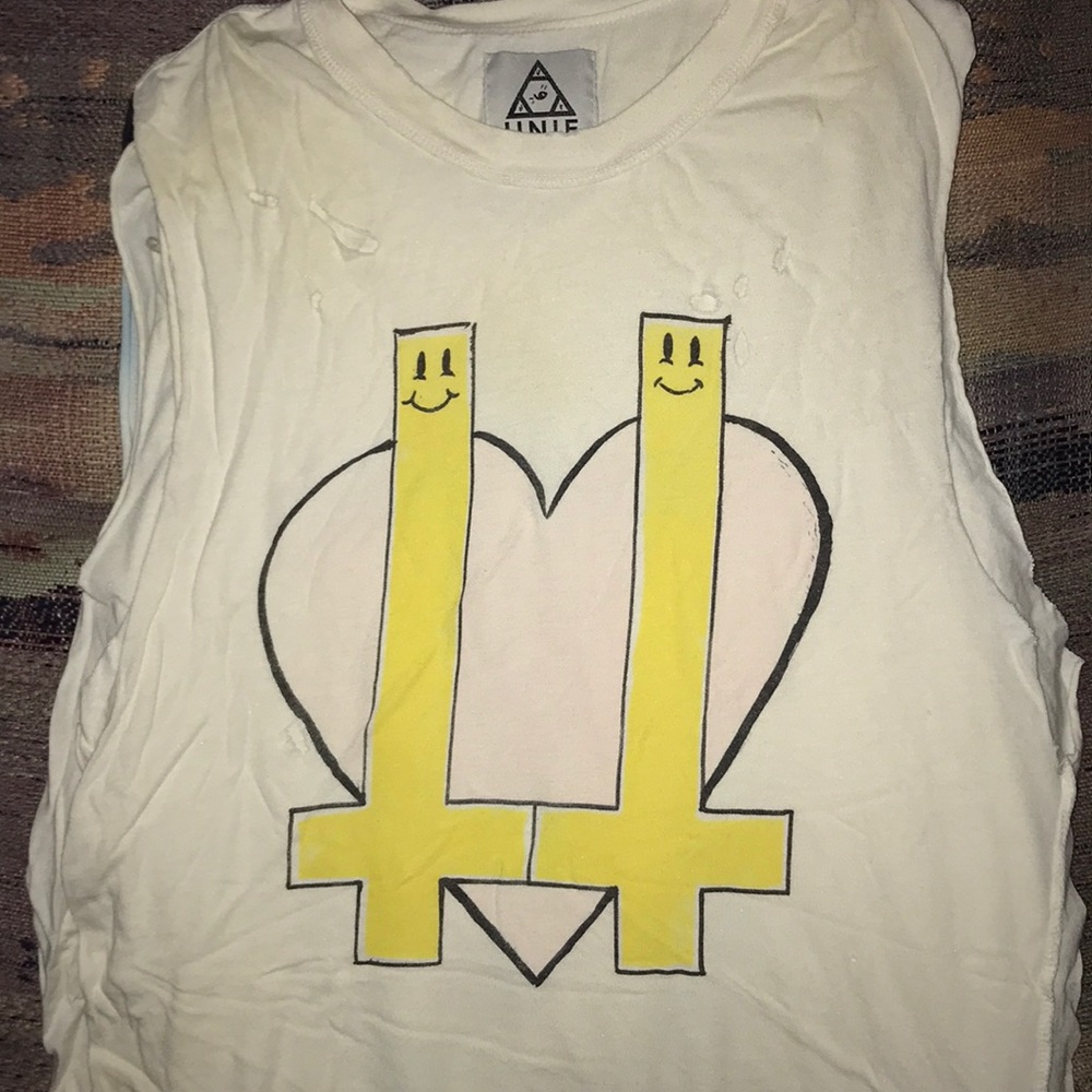 Unif heart upside down cross smiley tee